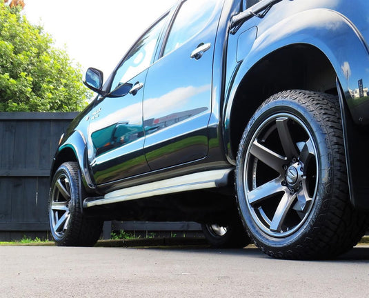TOYOTA HILUX 4WD (6 STUD) Toyota Hilux SR5 (2005) on BGW Beast