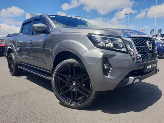 NISSAN NAVARA Nissan Navara STX (2023) on 22x9.5