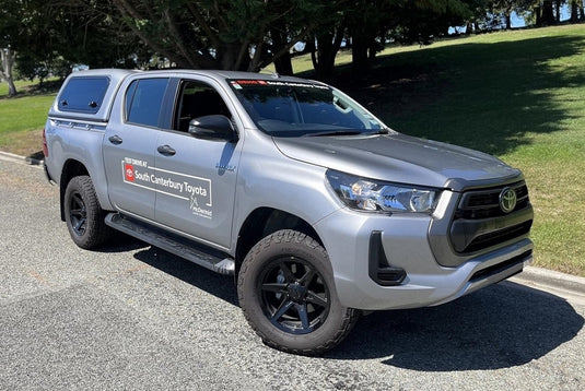 TOYOTA HILUX 4WD (6 STUD) Toyota Hilux SR (2022) on 17