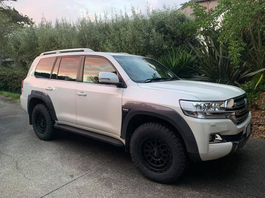 TOYOTA LAND CRUISER 200 SERIES Toyota Land Cruiser 200 Series on ROH Assault