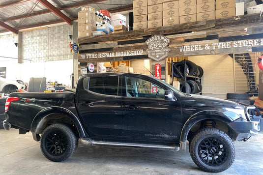 MITSUBISHI TRITON Mitsubishi Triton on ROH Crawler