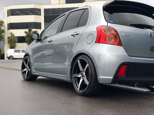 TOYOTA YARIS / VITZ Toyota Vitz RS (2007) on 17 inch BGW Apex