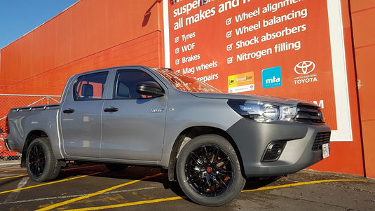 TOYOTA HILUX 2WD (5 STUD) Toyota Hilux 2WD on Touren TR75