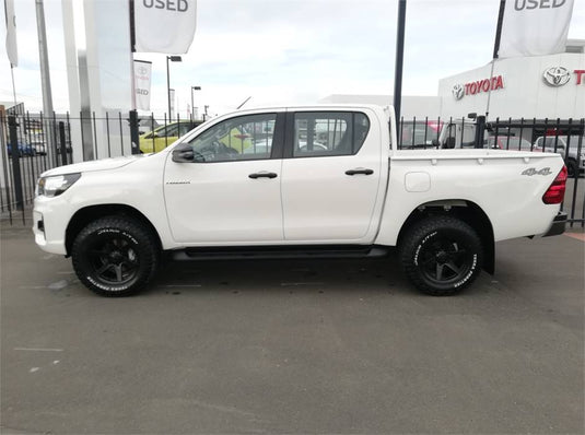 TOYOTA HILUX 4WD (6 STUD) Toyota Hilux on BGW Primal w Delium A/T