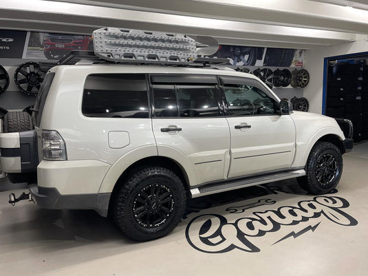 MITSUBISHI PAJERO / PAJERO SPORT Mitsubishi Pajero on ROH Vapour
