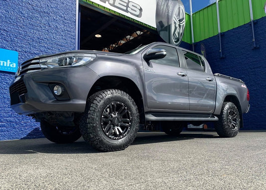 TOYOTA HILUX 4WD (6 STUD) Toyota Hilux SR5 (2017) on ROH Vapour