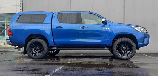 TOYOTA HILUX 4WD (6 STUD) Toyota Hilux on BGW Shadow