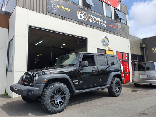 JEEP WRANGLER Jeep Wrangler on 17 inch ROH Trophy
