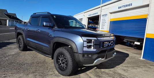 2026 BYD Shark 6 ute on ROH Raid Gunmetal wheels 18x9 ET25 – front three-quarter view