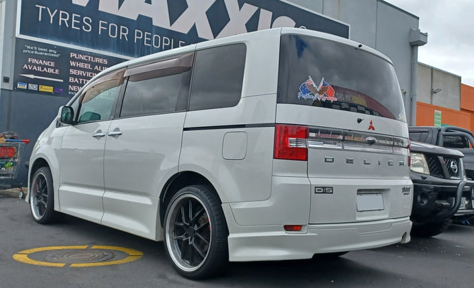 Mitsubishi Delica (2007) on Covert CV4