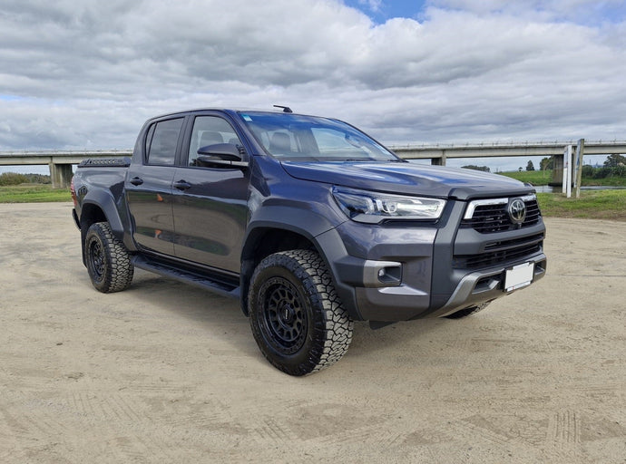 Toyota Hilux SR5 Cruiser (2024) on ROH Assault