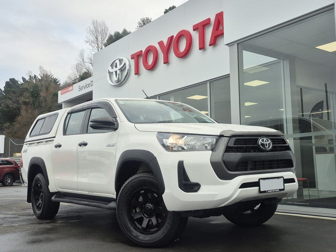 Toyota Hilux SR (2022) on BGW Bandit