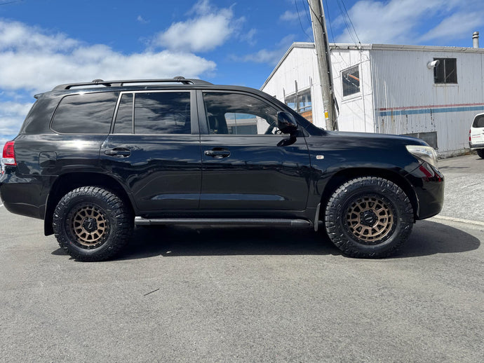 Toyota Land Cruiser 200 Series on ROH Assault