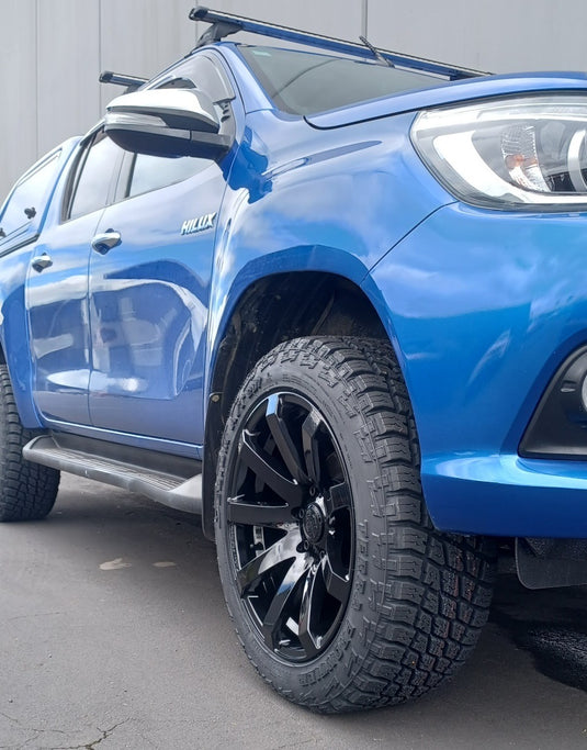 TOYOTA HILUX 4WD (6 STUD) Toyota Hilux SR5 (2016) on 20