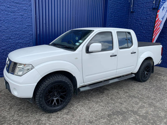 NISSAN NAVARA Nissan Navara D40 ST (2014) on 17