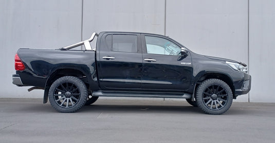 TOYOTA HILUX 4WD (6 STUD) Toyota Hilux SR5 (2016) on BGW Cruze