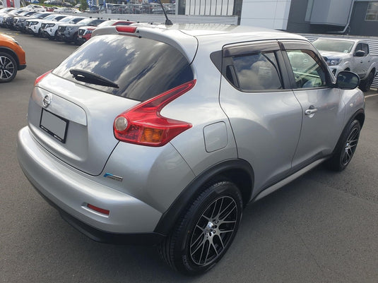 NISSAN JUKE Nissan Juke (2011) on 17