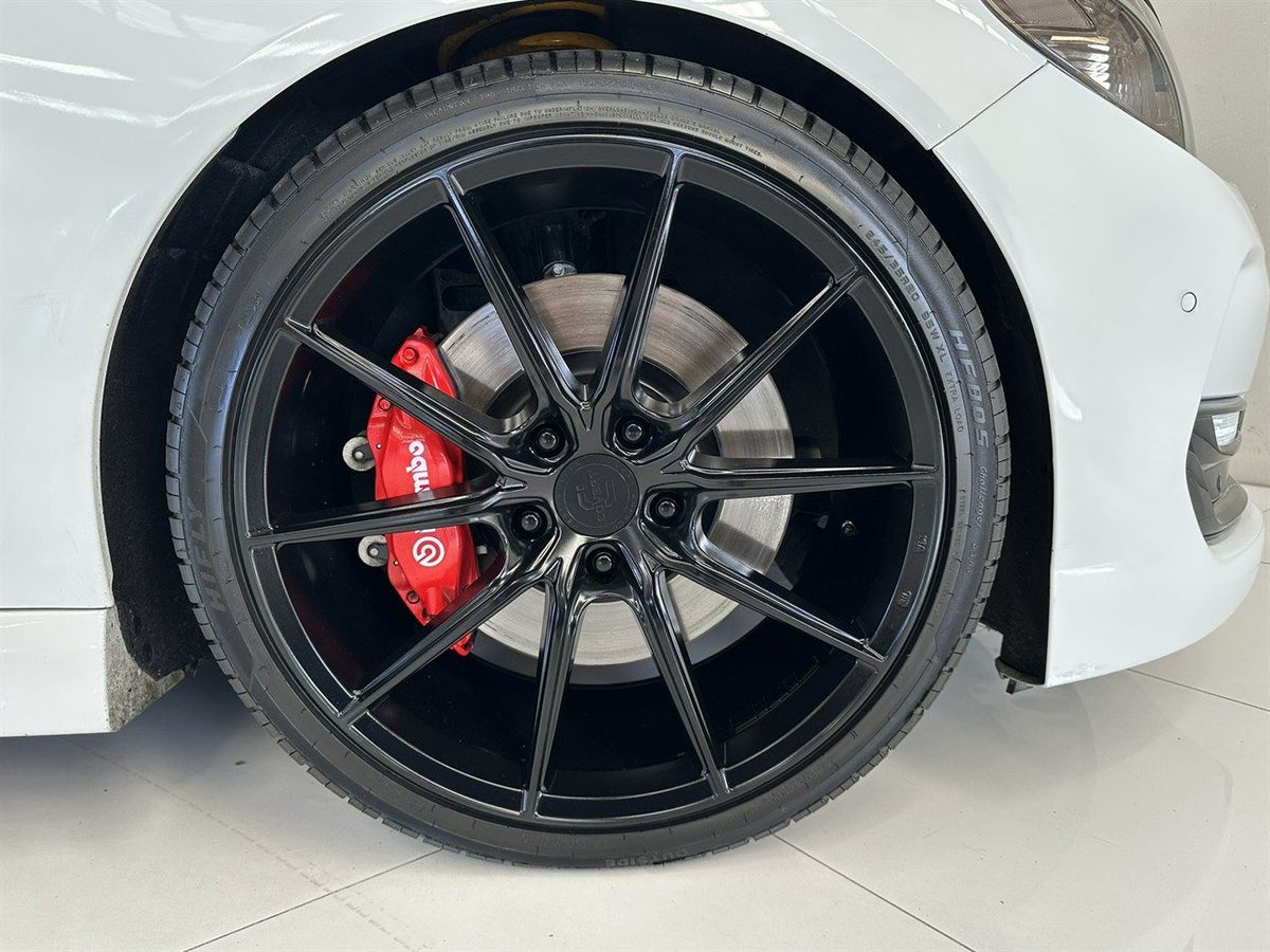 Holden Commodore VF Redline (2017) on Covert CV6