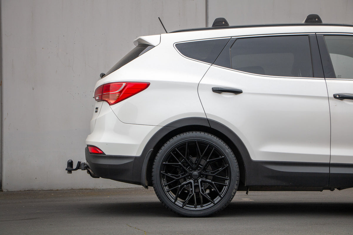 Hyundai Santa Fe (2013) on BGW Modena
