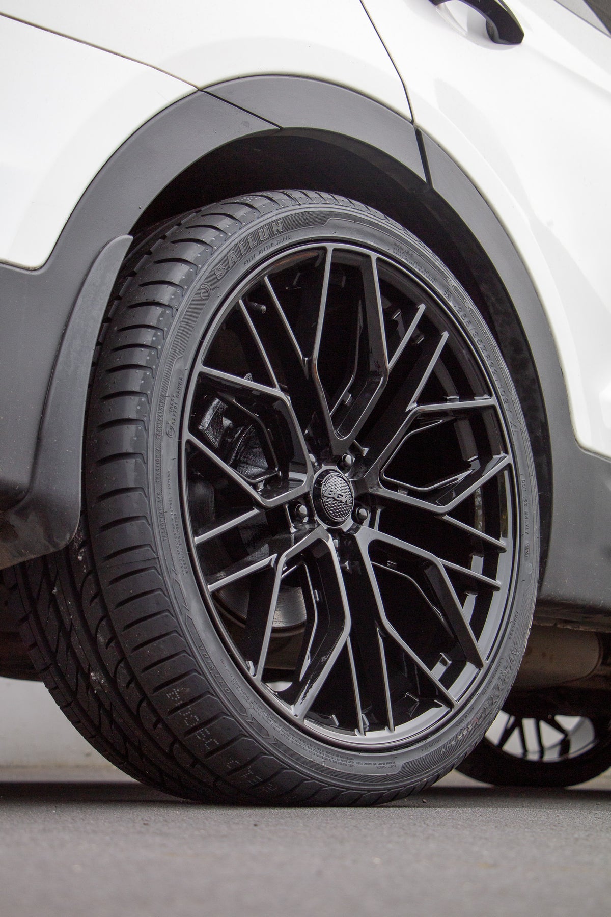 Hyundai Santa Fe (2013) on BGW Modena