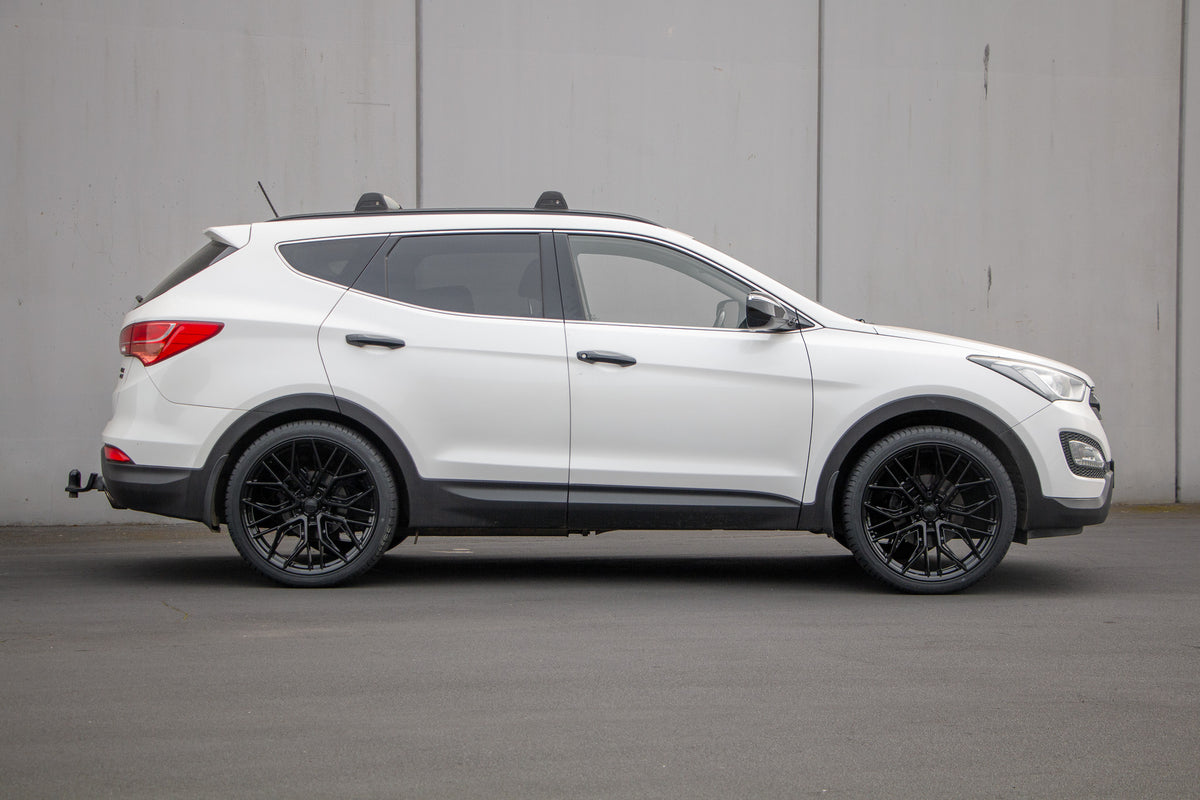 Hyundai Santa Fe (2013) on BGW Modena