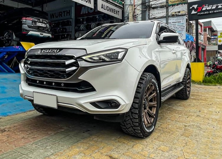 Isuzu MU-X on Black Rhino Diamondback
