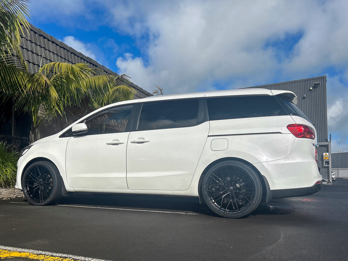 Kia Carnival (2017) on BGW Prost