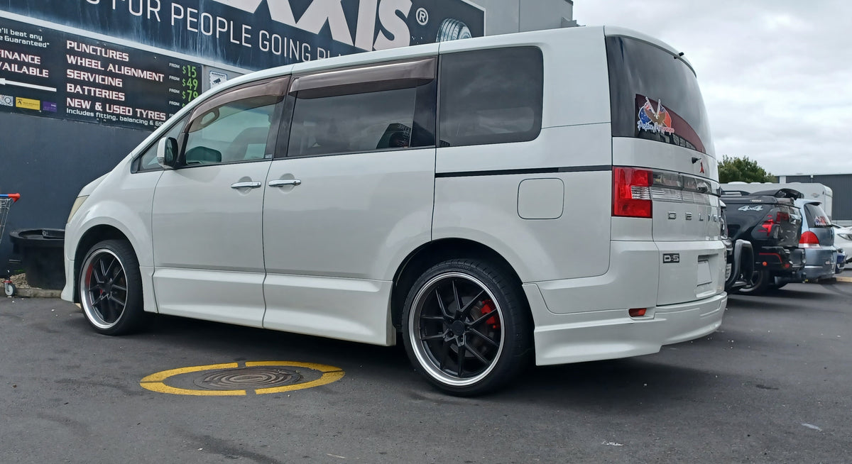 Mitsubishi Delica (2007) on Covert CV4