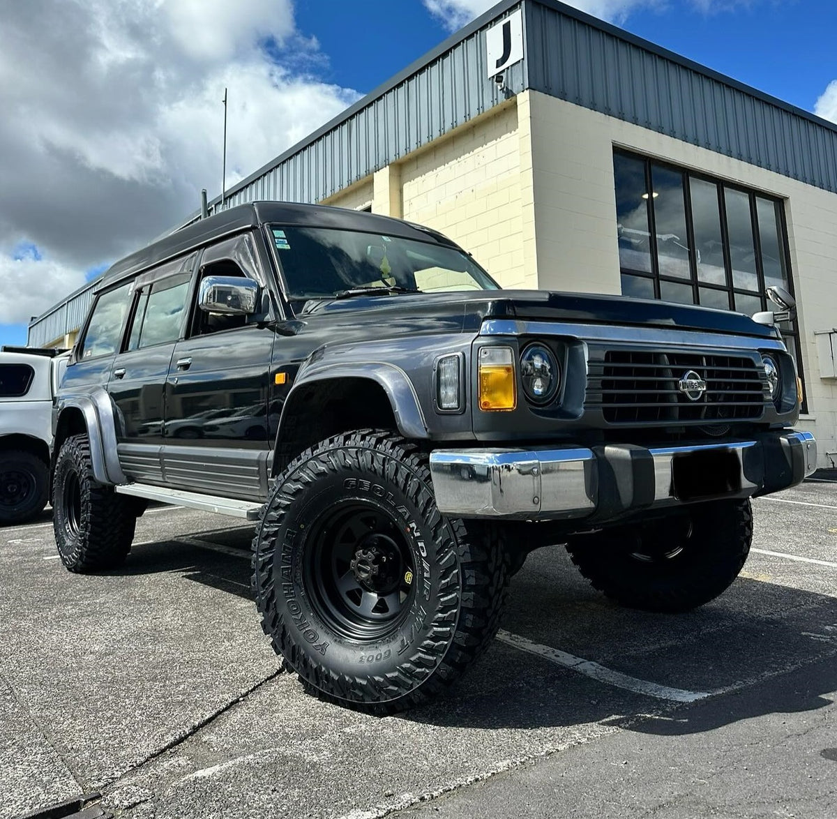 Nissan Patrol Y60/GQ (1995) on ROH Blak Trak