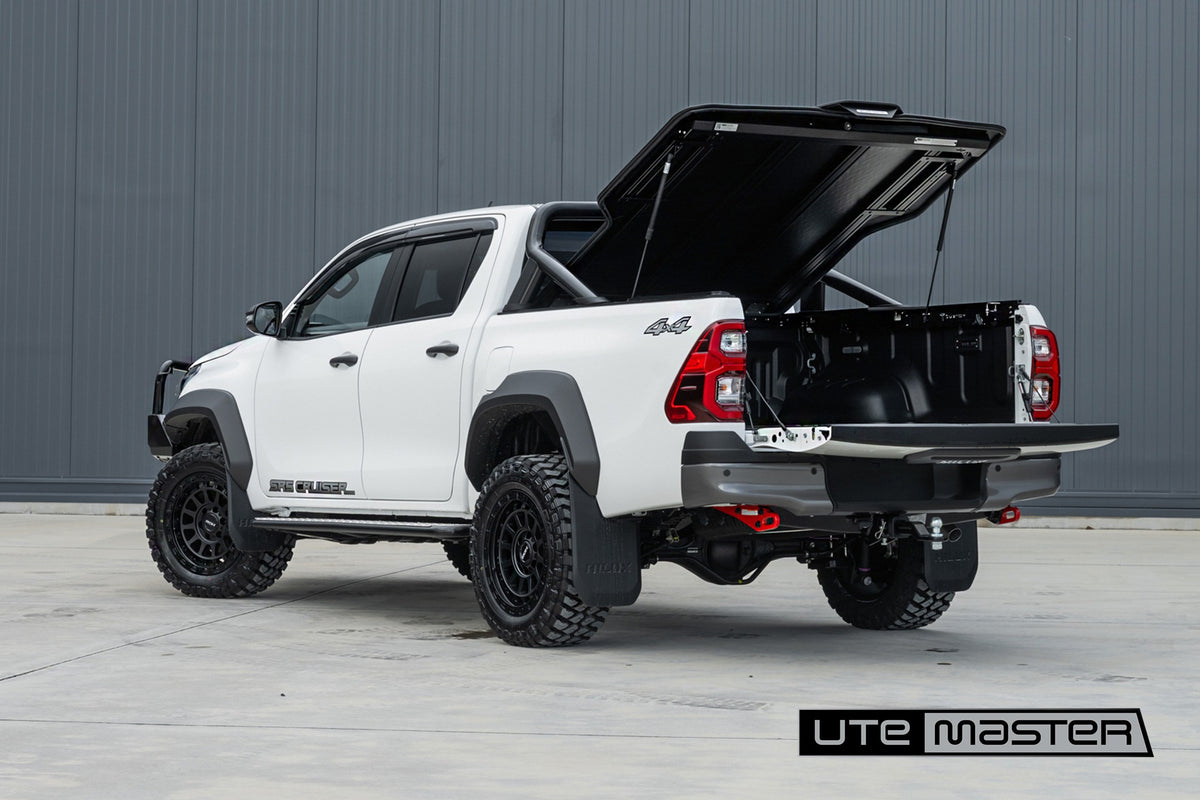 Toyota Hilux SR5 Cruiser (2025) on Assault