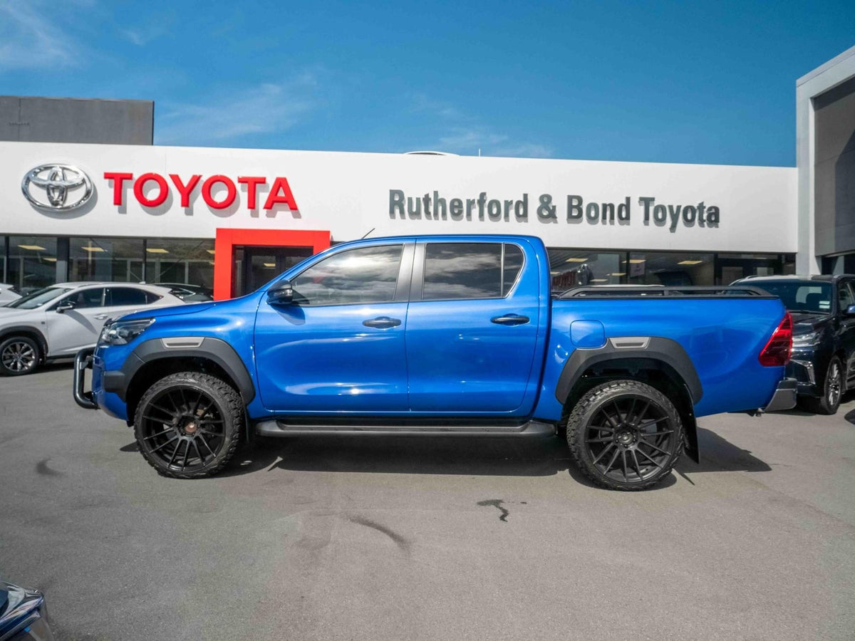 Toyota Hilux SR5 Cruiser (2022) on BGW Shadow