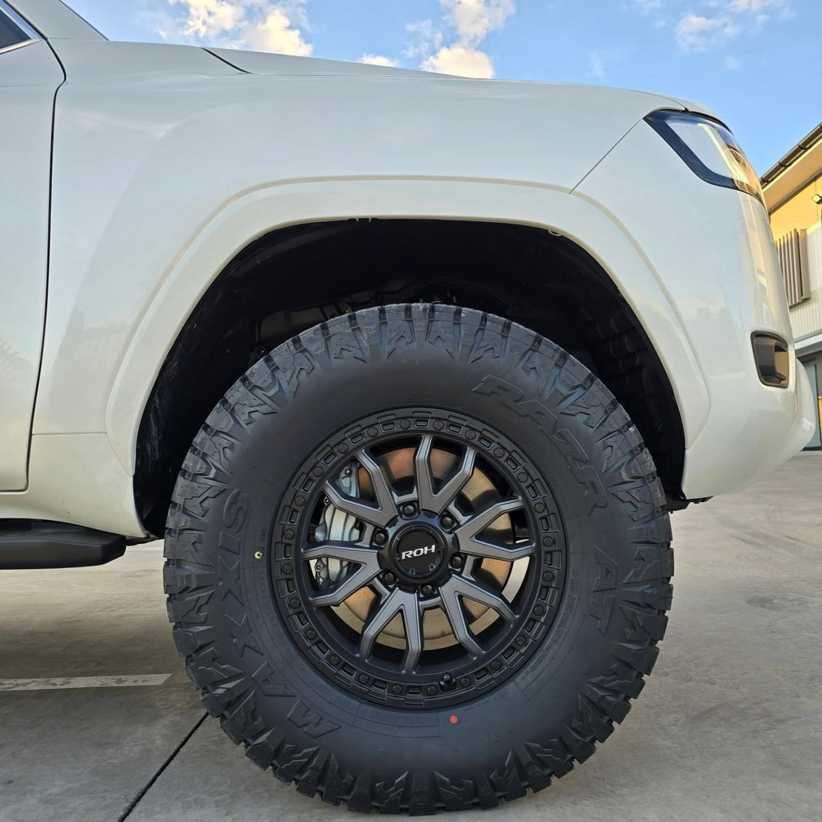 Toyota Land Cruiser 300 Series (2025) on ROH Raid