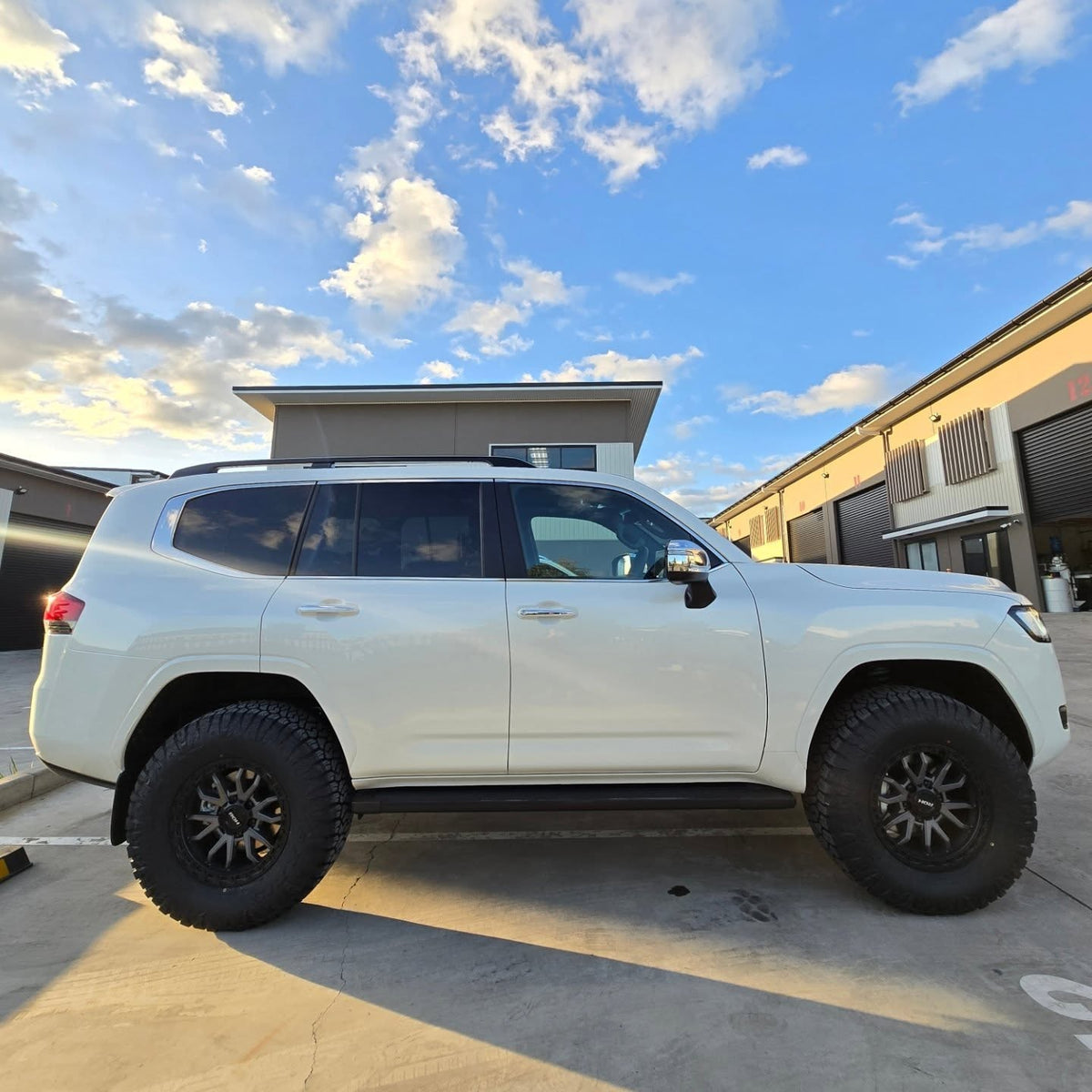 Toyota Land Cruiser 300 Series (2025) on ROH Raid
