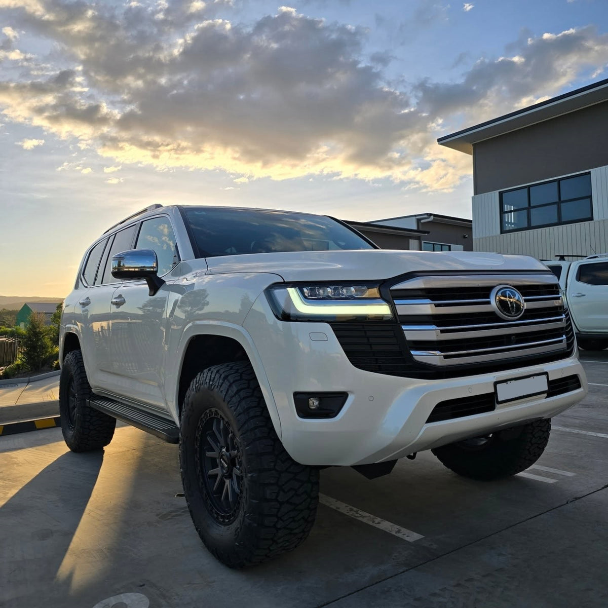 Toyota Land Cruiser 300 Series (2025) on ROH Raid