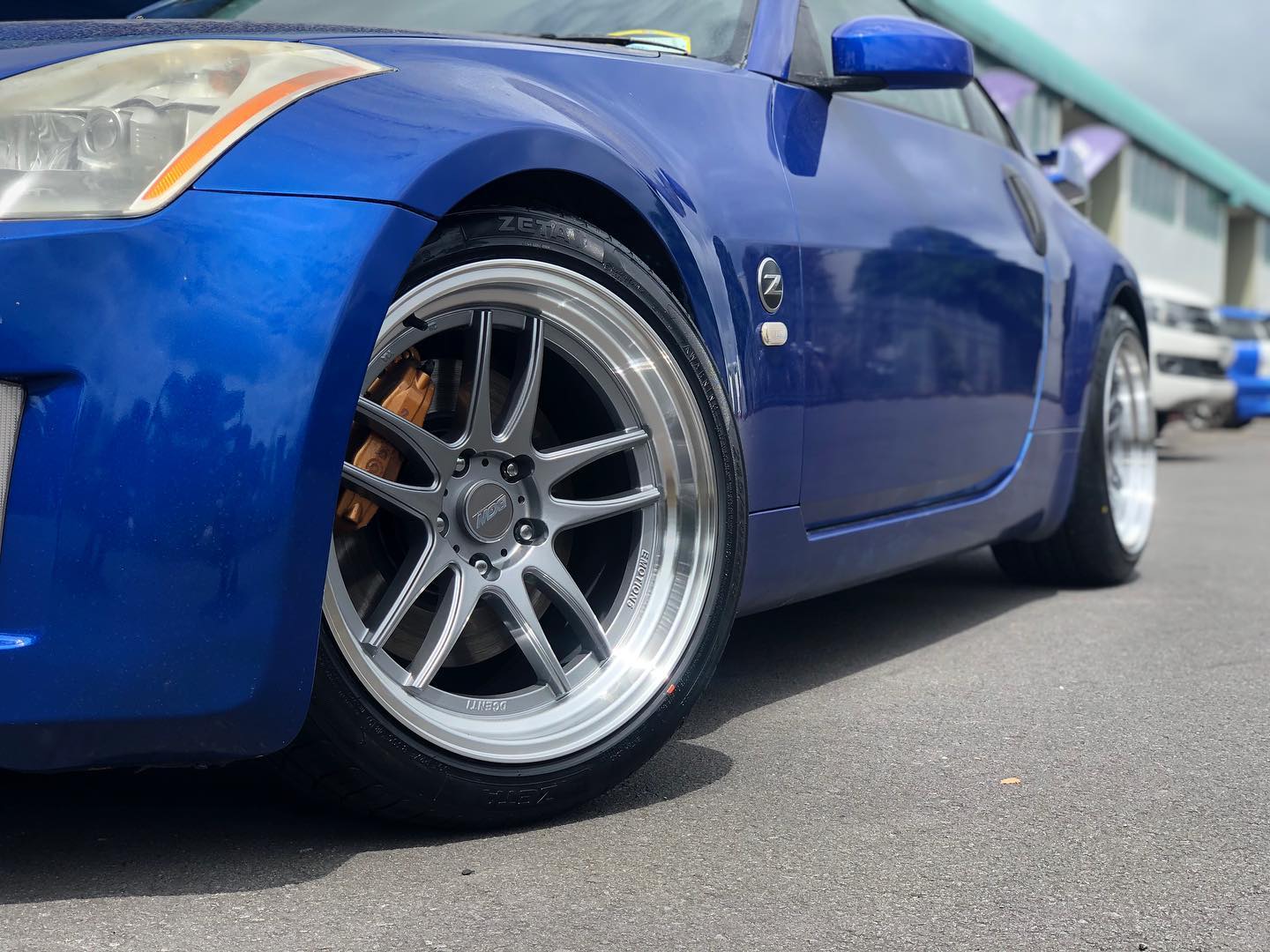 Nissan 350Z on BGW DC Emotion 5