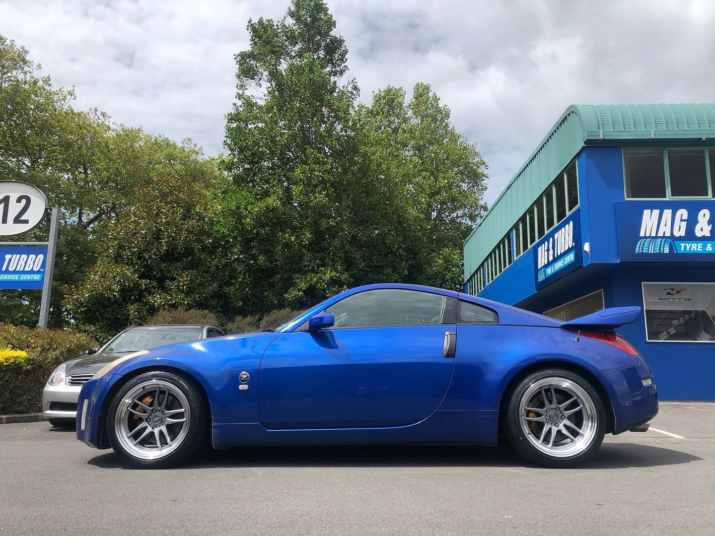 Nissan 350Z on BGW DC Emotion 5