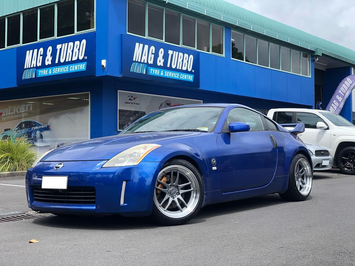 Nissan 350Z on BGW DC Emotion 5