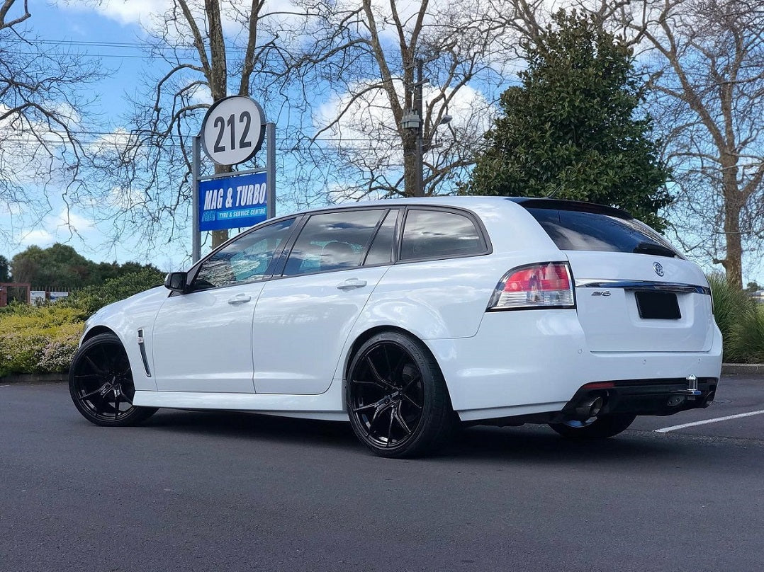 Holden Commodore VF on BGW Compton