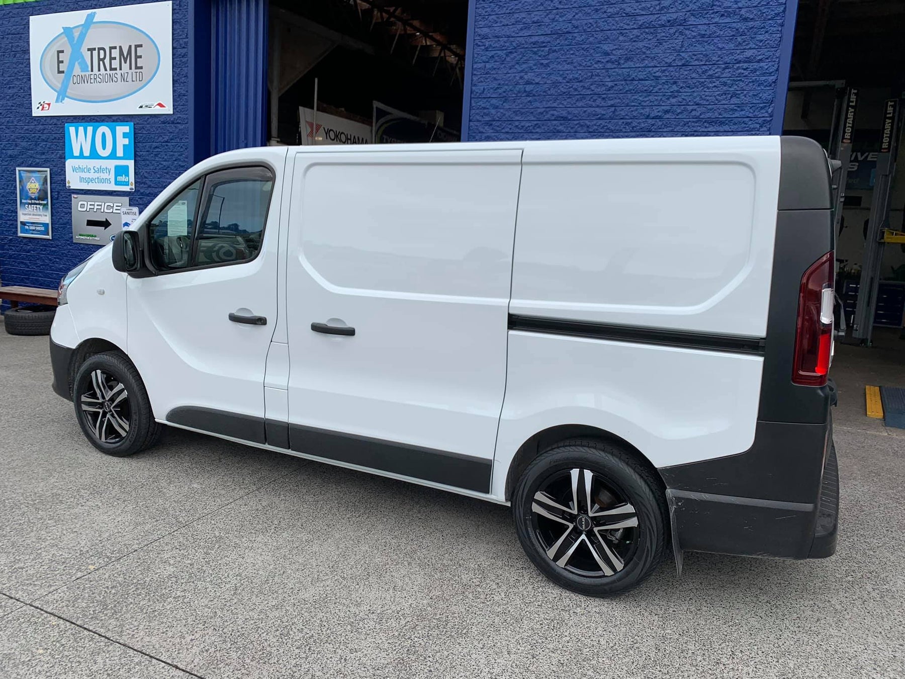 Renault Trafic on MAK Stone 5
