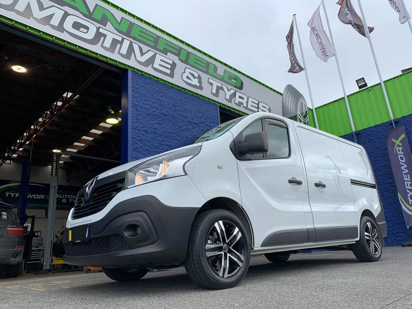 Renault Trafic on MAK Stone 5