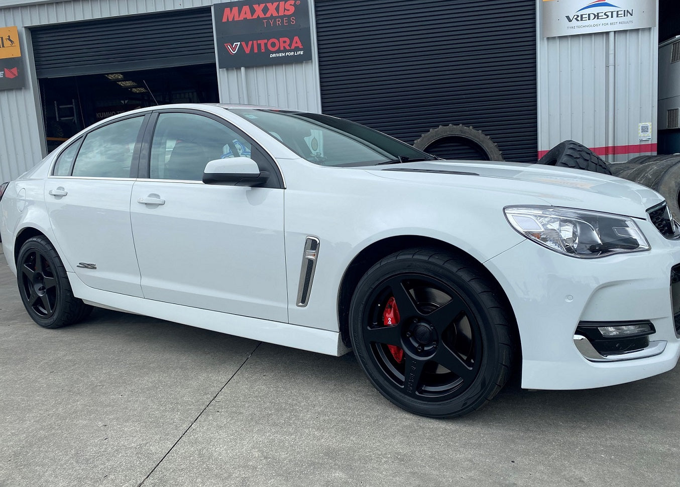 Holden Commodore VF Redline on BGW R5