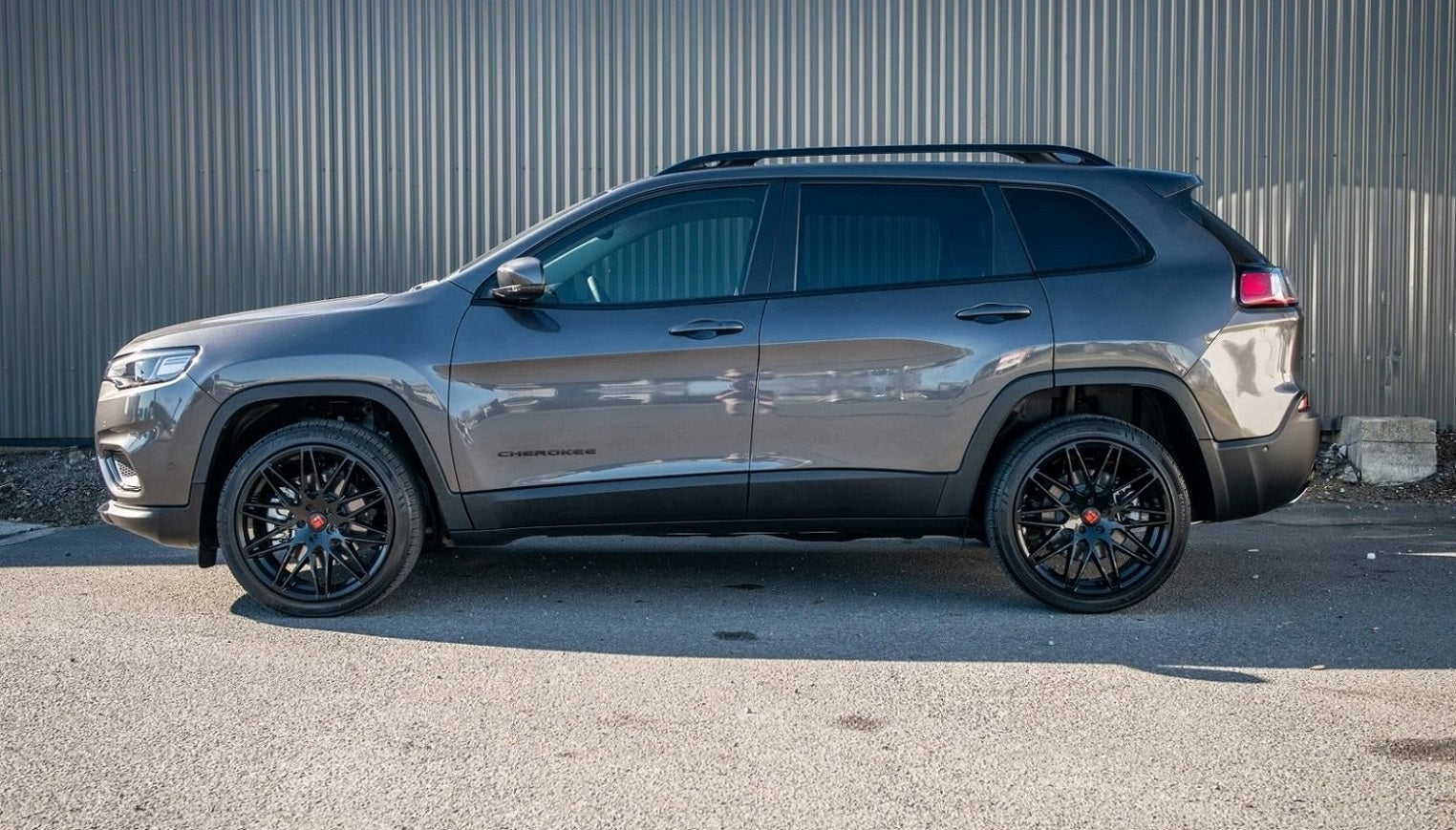 Jeep Cherokee (2021) on Touren TR75