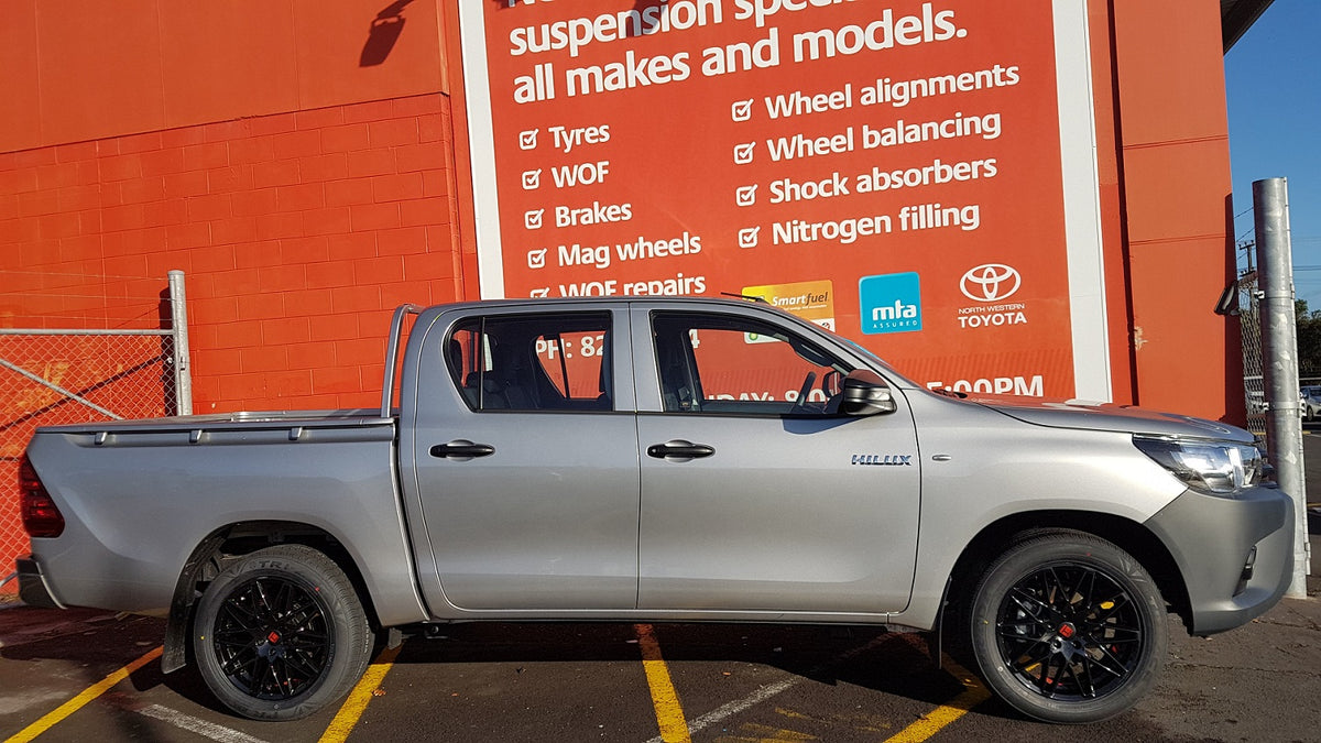 Toyota Hilux 2WD on Touren TR75