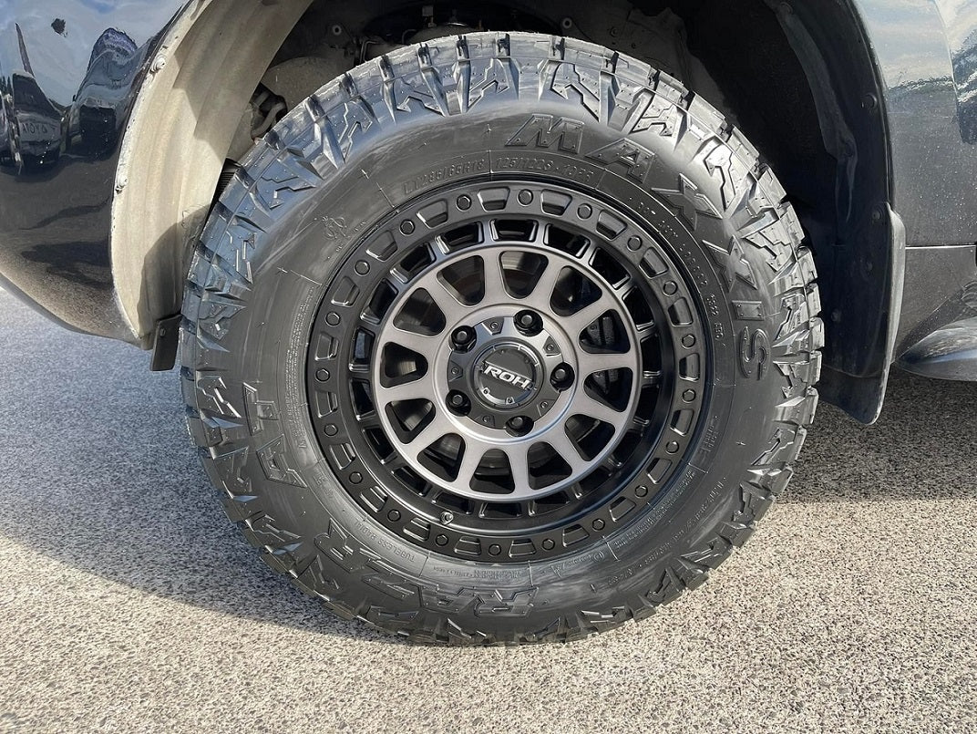 Toyota LC200 Series (2016) on 18" ROH Assault