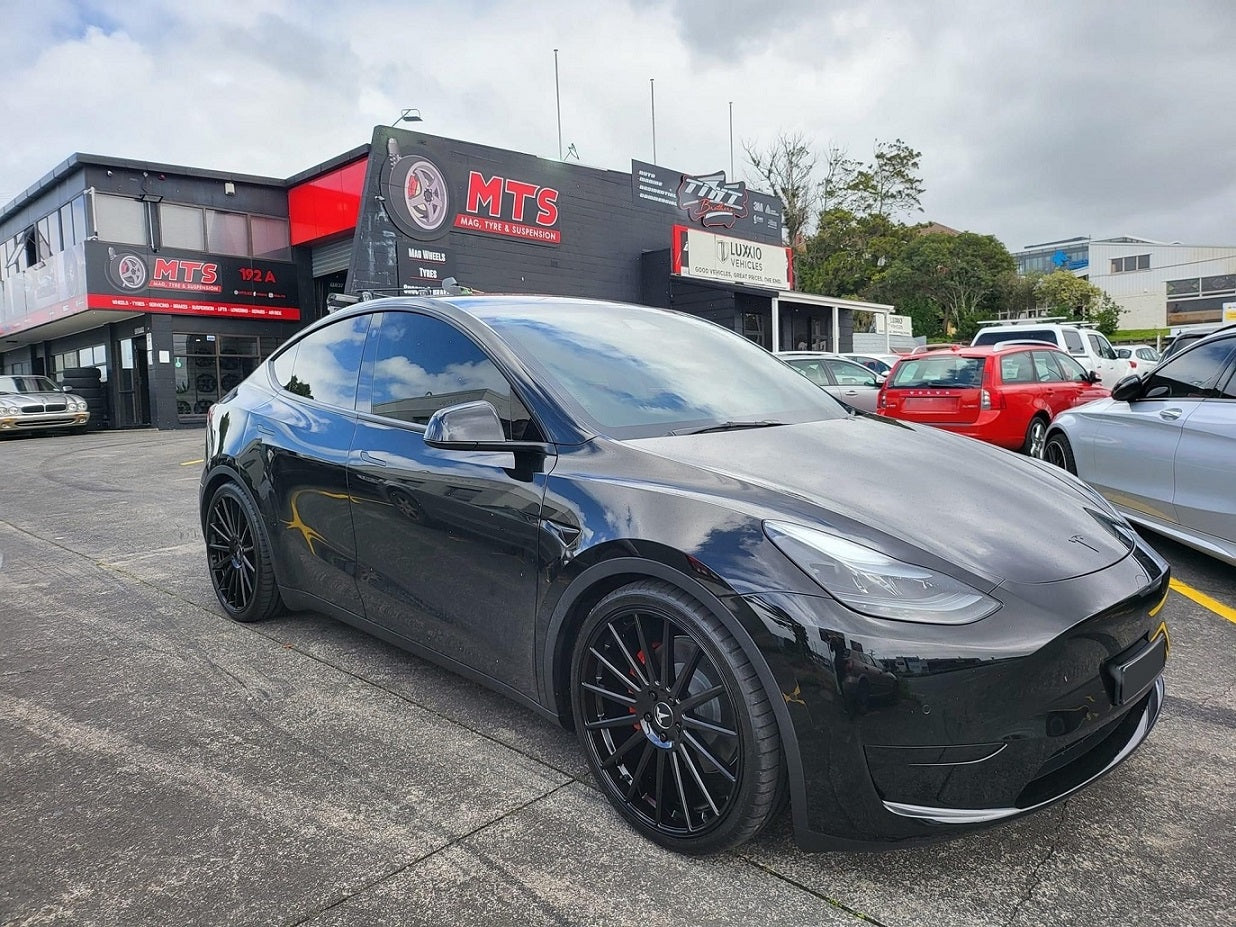Tesla Model Y (2022) on 22 inch Touren TR92