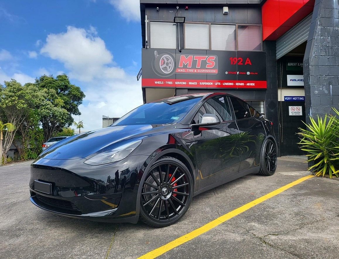 Tesla Model Y (2022) on 22 inch Touren TR92