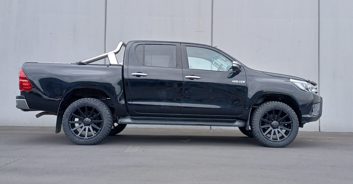 Toyota Hilux SR5 (2016) on BGW Cruze