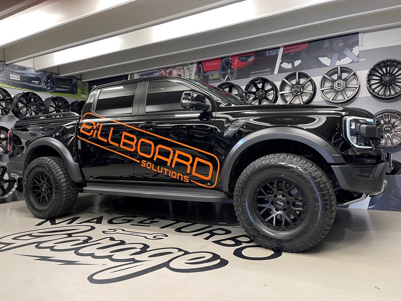 Ford Ranger Raptor (2022) on 17" ROH Crawler