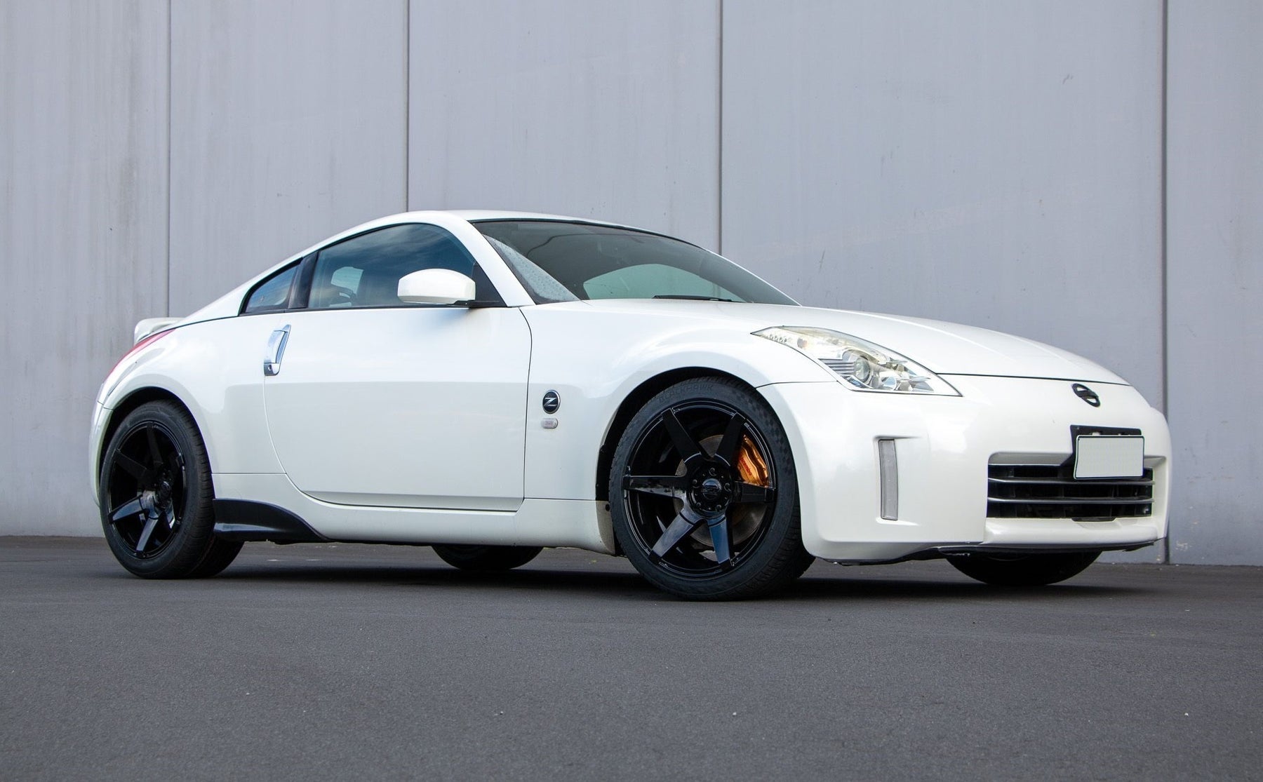 Nissan 350z (2006) on 18" BGW DC Six
