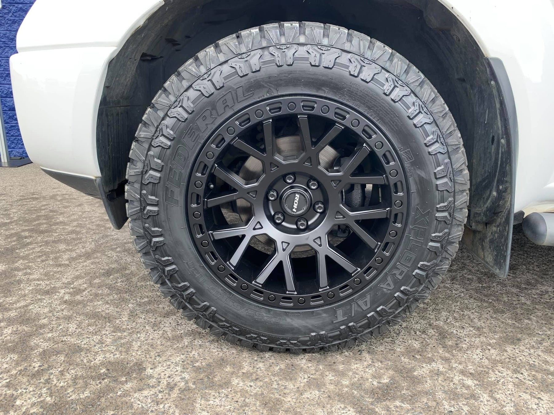 Nissan Navara D40 ST (2014) on 17" ROH Crawler